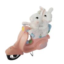Coelhos irmãos em moto em resina