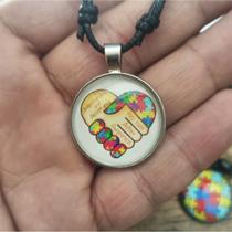 Colar Ajustavel - AUTISMO - Coração com Mão Quebra Cabeça - Pingente Cabochon Redondo Vidro Arredondado Ótima Qualidade - VMR