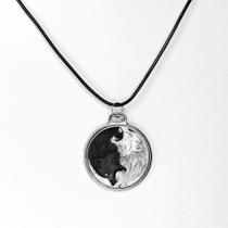 Colar amuleto de poder lobos yn yang arte em resina