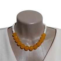 Colar Ana com pedras naturais: jade e howlita, 43 cm e fecho mosquetão banhado ródio. Colar Ana com pedras naturais: jade e howlita, 43 cm e fecho mosquetão banhado ródio.
