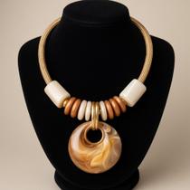 Colar Artesanal com Pingente Marmorizado Tons Caramelo e Bege 42 cm