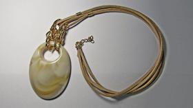 Colar Artesanal Cordão De Camurça E Pingente De Acrílico E