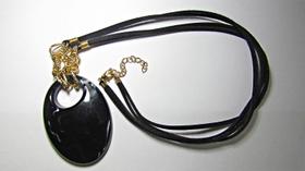 Colar Artesanal Cordão De Camurça E Pingente De Acrílico G