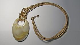 Colar Artesanal Pingente de Acrilico e Cordão de Camurça D