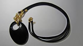 Colar Artesanal Pingente De Acrílico E Cordão De Camurça F