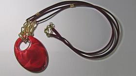 Colar Artesanal Pingente de Acrilico e Cordão de Camurça