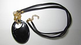 Colar Artesanal Pingente de Acrilico e Cordão de Camurça