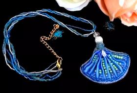 Colar Artesanal Shibori Com Pendente Em Leque Azul HC-46 Colar Artesanal Shibori Com Pendente Em Leque Azul HC-46