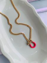 Colar banhado com fecho frontal mosquetão ferradura esmaltada