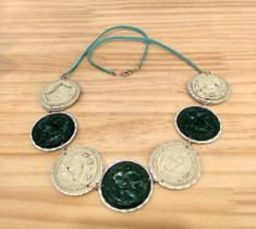 Colar capsula cor creme e verde Colar capsula cor creme e verde