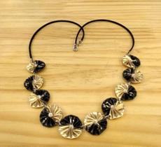 Colar capsula cor dourada e preto
