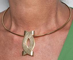 Colar Choker Aro Liso com Pingente Entrelaçado Banhado em Ouro 18K