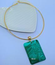 Colar Choker Aro Liso Rigido Folheado Ouro Antialérgico com Pingente Retangular Resinado Pérolado Verde Tendência Moda