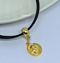 Colar Choker Camurça Preto Fio Encerado Couro Duplo Ajustável Feminino com Pingente Chapéu Folheado Ouro