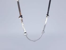 Colar Choker Coraçao Banho de Ródio Branco