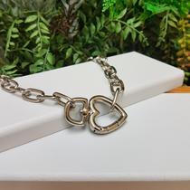 Colar Choker Corrente Elos grande Pingente Mosquetão Fecho Coração Prateado Prata Tendência Blogueira