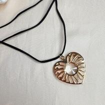 Colar Choker de material sintético Preto com Pingente de Coração Dourado