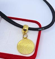 Colar Choker Feminino Fio Couro Duplo Camurça Preto com Pingente Medalha Oração Pai Nosso Folheado Ouro Dourado