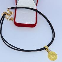 Colar Choker Feminino Fio Couro Duplo Camurça Preto com Pingente Medalha Oração Pai Nosso Gargantilha Feminina Religiosa