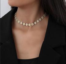 Colar Choker Feminino Flores Branca Coloridas Margaridas Folheado Ouro 18k Gargantilha Flor Moda Luxo Colar Choker Feminino Flores Branca Coloridas Margaridas Folheado Ouro 18k Gargantilha Flor Moda Luxo