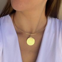 Colar Choker Feminino Religioso Elo Aro Rigido Fino Liso com Pingente Medalha Oração Pai Nosso Folheado Ouro