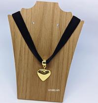 Colar Choker Fita Grossa Veludo Camurça Preto com Pingente Coração Grande Folheado Ouro Dourado Tendência Outono Inverno