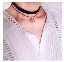 Colar Choker Preta Com Pingente Triângulo, Cruz E Trevo Trev Colar Choker Preta Com Pingente Triângulo, Cruz E Trevo Trev