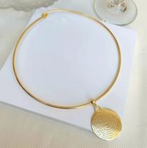 Colar Choker Religioso Elo Aro Rigido Fino Liso com Pingente Medalha Redonda Oração Pai Nosso Folheado Ouro Tendência