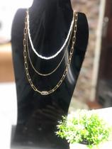 Colar com correntes dourado e mine pérolas