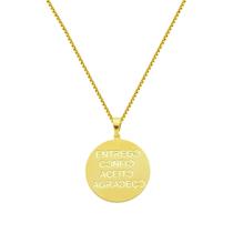 Colar com medalha mantra entrego confio aceito agradeço folheado á ouro 18k Colar com medalha mantra entrego confio aceito agradeço folheado á ouro 18k