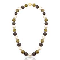 Colar com Pérolas Shell Júlia em tons marrom fecho íma banhado em ouro