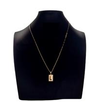 Colar com pingente Com inicial L