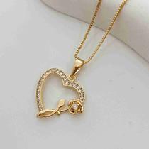 Colar com pingente coração cravejado com rosa 3D - Banhado a Ouro
