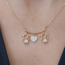 Colar com pingente de 2 Meninas Folheado a ouro Filhas Familia Semijoia de alta Qualidade e Garantia Colar com pingente de 2 Meninas Folheado a ouro Filhas Familia Semijoia de alta Qualidade e Garantia