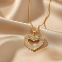 Colar com pingente de coração vazado branco banhada a ouro Zarpellon Colar com pingente de coração vazado branco banhada a ouro Zarpellon