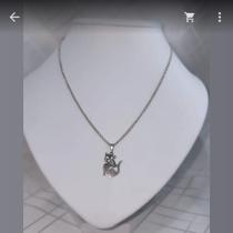 Colar com pingente de gatinho