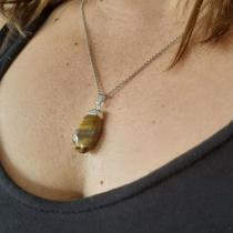 Colar com Pingente de Pedra Olho de Tigre Rolada