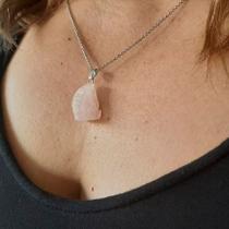 Colar Com Pingente De Pedra Quartzo Rosa Bruta Colar Com Pingente De Pedra Quartzo Rosa Bruta