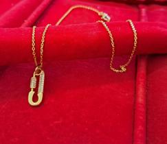 Colar Com Pingente Desenho De Alfinete, Folhado Em Ouro. Colar Com Pingente Desenho De Alfinete, Folhado Em Ouro.