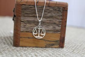 Colar com pingente Direito em Prata