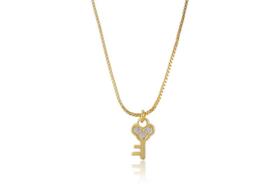 Colar Com Pingente Pequeno De Chave Folheado Em Ouro 18k F027