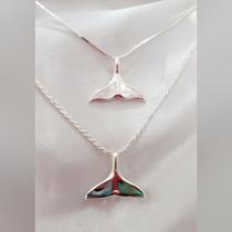 Colar com pingente rabo de baleia