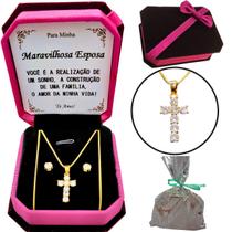 Colar Conjunto Presente Esposa Maravilhosa Crucifixo Cx Veludo Luxo + Dedicatória