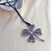 Colar Cordão Preto com Trevo de Quatro Folhas Prateado Grande