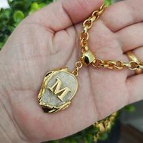 Colar correntaria IRIS com pingente oval resina perolada e LETRA PERSONALIZADA folheado em ouro