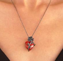 Colar corrente com pingente de rosa e coração vermelho Colar corrente com pingente de rosa e coração vermelho