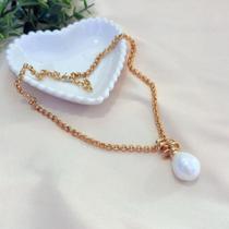 Colar Corrente Dourada com Pingente de Pérola em Gota Tipo Shell
