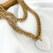 Colar Corrente Duplo Entrelaçada com Elo Colorido e Coração Branco.