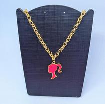 Colar Corrente Feminino Elo Português com Pingente Barbie Rosa Pink Dourado Folheado Ouro 18k Tendência Moda Lançamento
