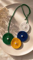 Colar Crochê Verde e Mandalas Brasil com Pérolas Colar Crochê Verde e Mandalas Brasil com Pérolas